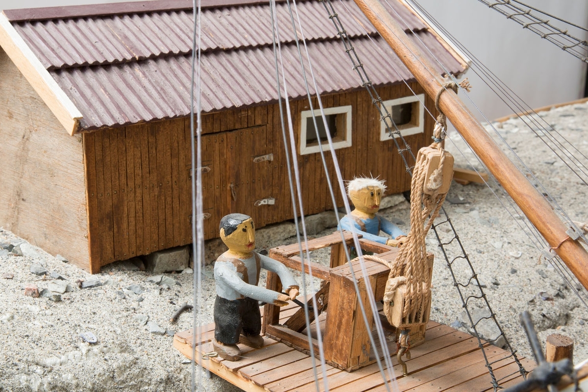 Modell av Christian Jensens verft i Vollen med polarskipet "Maud" på beddingen og en Hardangerjakt som kjølhales. Maud ble bygget av Chr. Jensen for Roald Amundsens polarekspedisjoner.
Bygningene er Bergersen-smia og materialbua. Brygge og spill, to mann sveiver ved vinsjen.
Modellen av "Maud" på beddingen i Vollen er Bækvolds produksjonsnummer 34. Hardangerjakten under kjølhaling er produksjonsnummer 32.