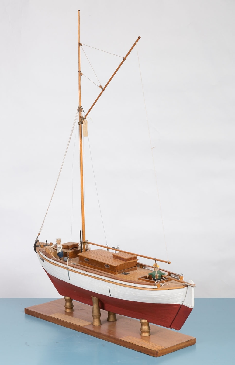 Modell av losbåten "Sigurd" med registreringsnummer A-10-AS.
Spesielt fine detaljer midtskips i lugaren.
Bækvolds produksjonsnummer 27.
Båten ble bygget av Colin Archer som losbåt i 1893.
Fiskebåt fra 1918 - 1964, seilt av Ole Elias Bækvold (Egils far).