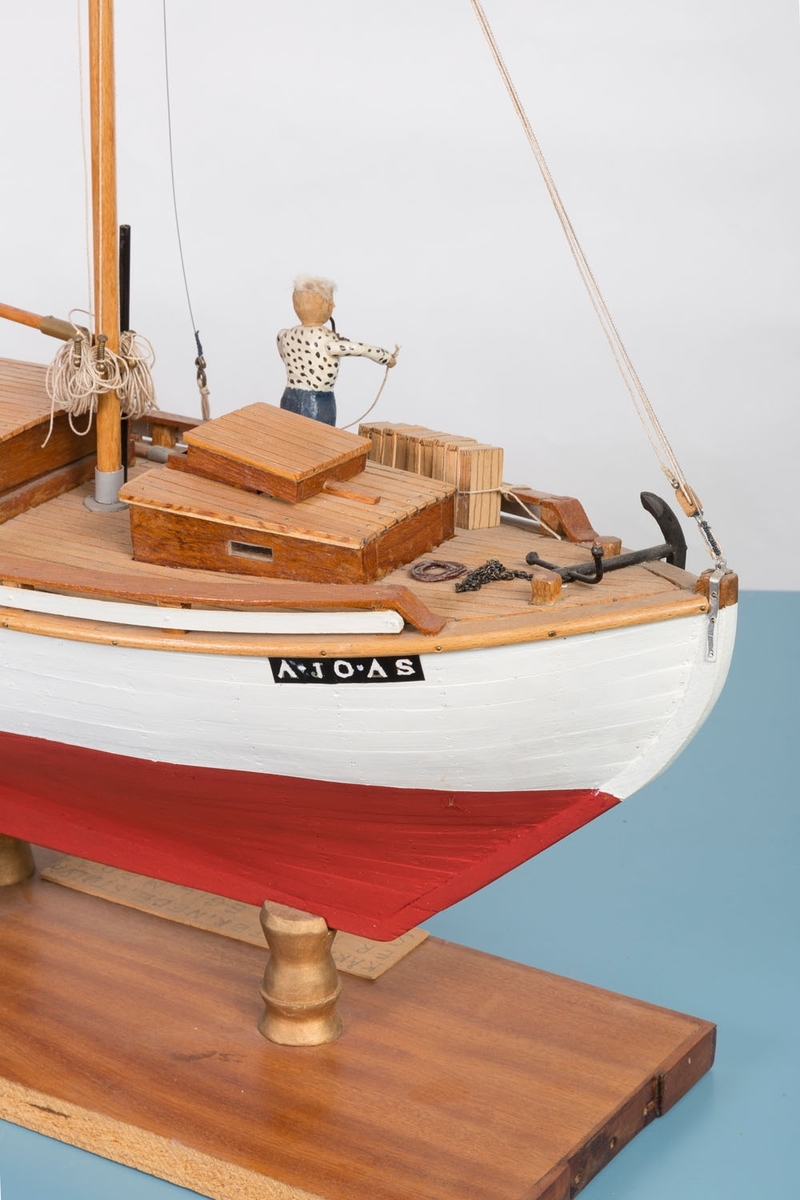 Modell av losbåten "Sigurd" med registreringsnummer A-10-AS.
Spesielt fine detaljer midtskips i lugaren.
Bækvolds produksjonsnummer 27.
Båten ble bygget av Colin Archer som losbåt i 1893.
Fiskebåt fra 1918 - 1964, seilt av Ole Elias Bækvold (Egils far).