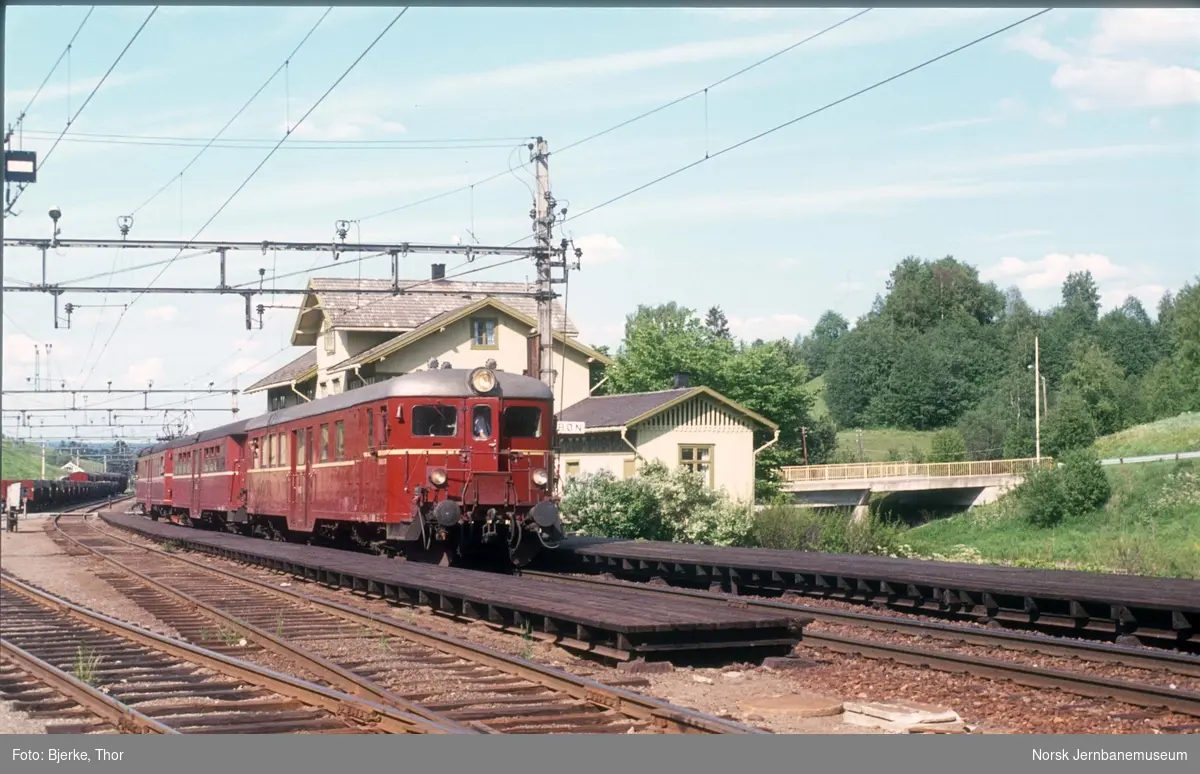 Motorvogntog type 65/67 med persontog 312 Hamar-Oslo på Bøn stasjon