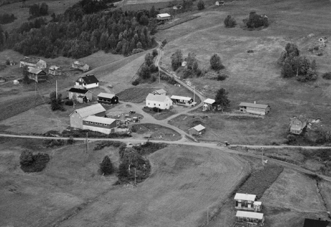 Gårdsanlegget i Heimigarden. Gården er en av de to eldste i Åkervika og ble tatt opp i 1928.