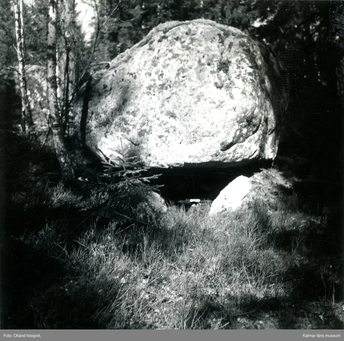 Flyttblock i skogen, kallas "forngraven".