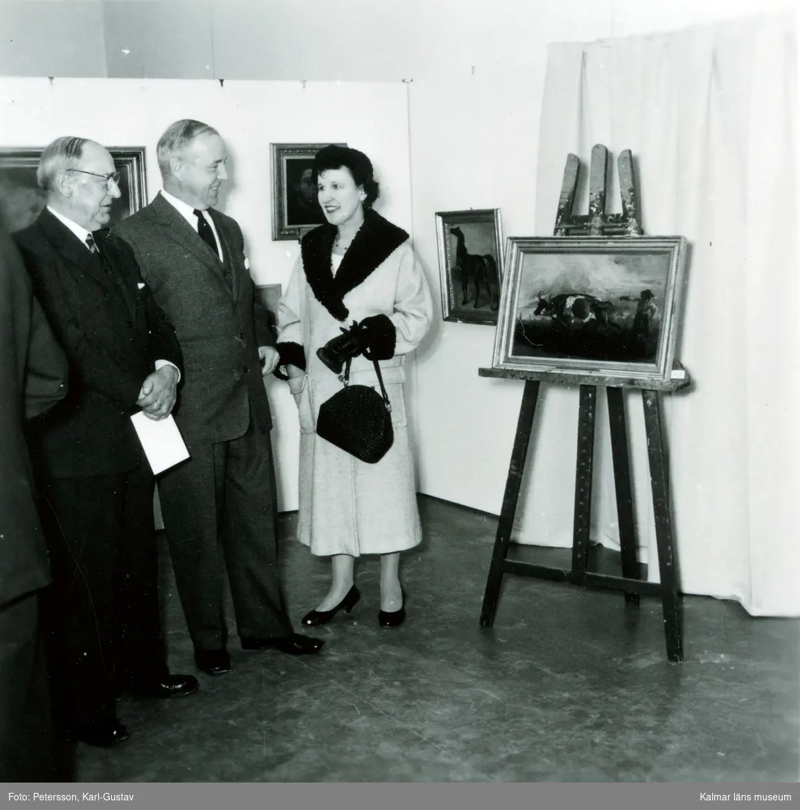 Tillfällig utställning från Kalmar konstmuseum Wahlbomsutställningen 1958. Besökare som beskådar tavlor och skulpturer.