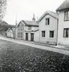 Stadsvy med bostadshus med både puts och träfasad.