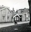 Stadsvy bostadshus och barn på gatan.