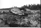 F6 Karlsborg 1941. Flygplan B5 havererar på Perstorpsfältet i december. Värnpliktige flygförare Holmgren och värnpliktige flygskytt Holmdahl skadades lindrigt. Albumet är en del av en donation från Karl-Axel Hansson, Karlsborg. Förteckning över hela donationen finns i albumet samt som Word-dokument.