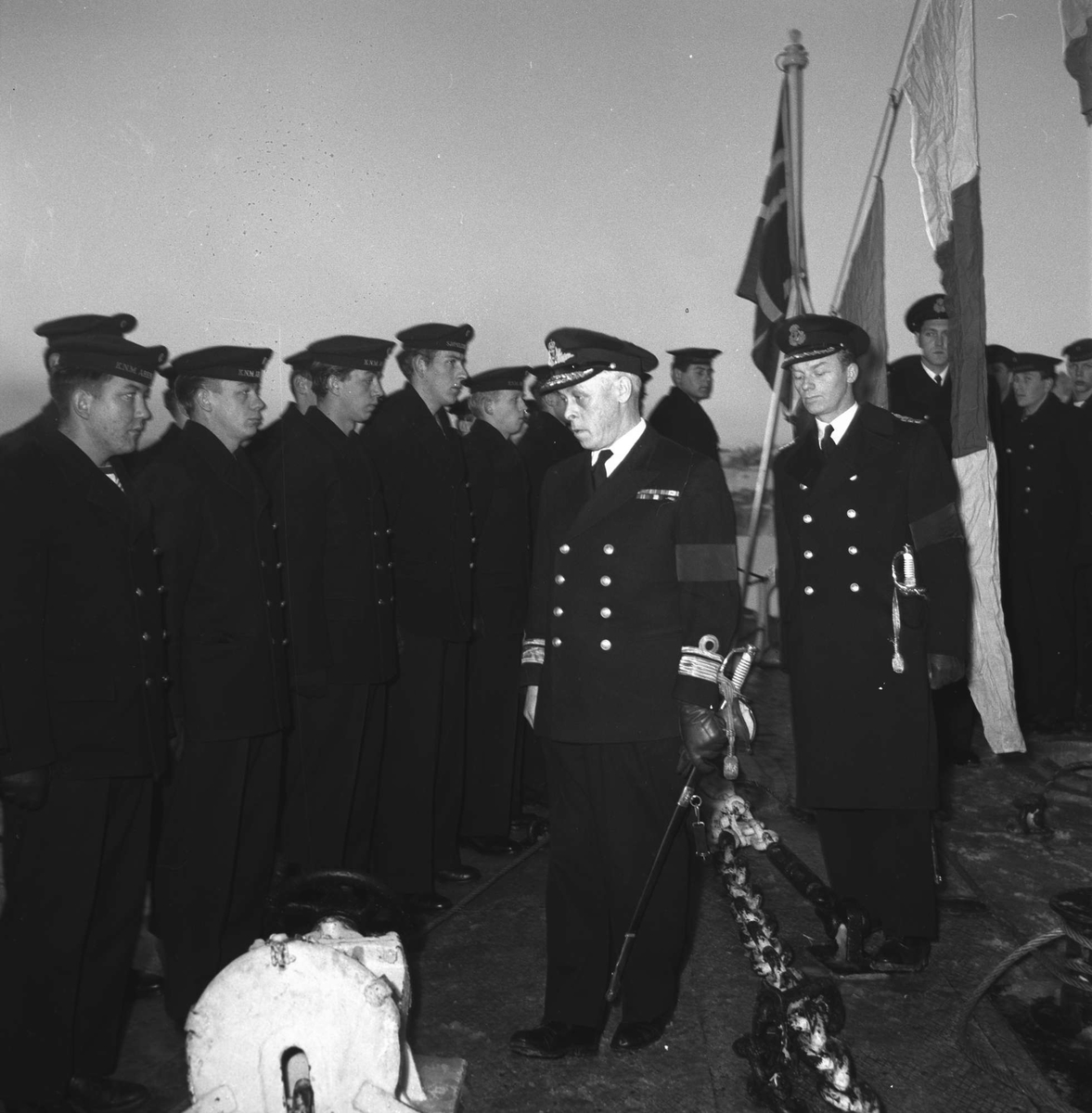 Admiral Voltersvik inspiserer KNM "Arendal".