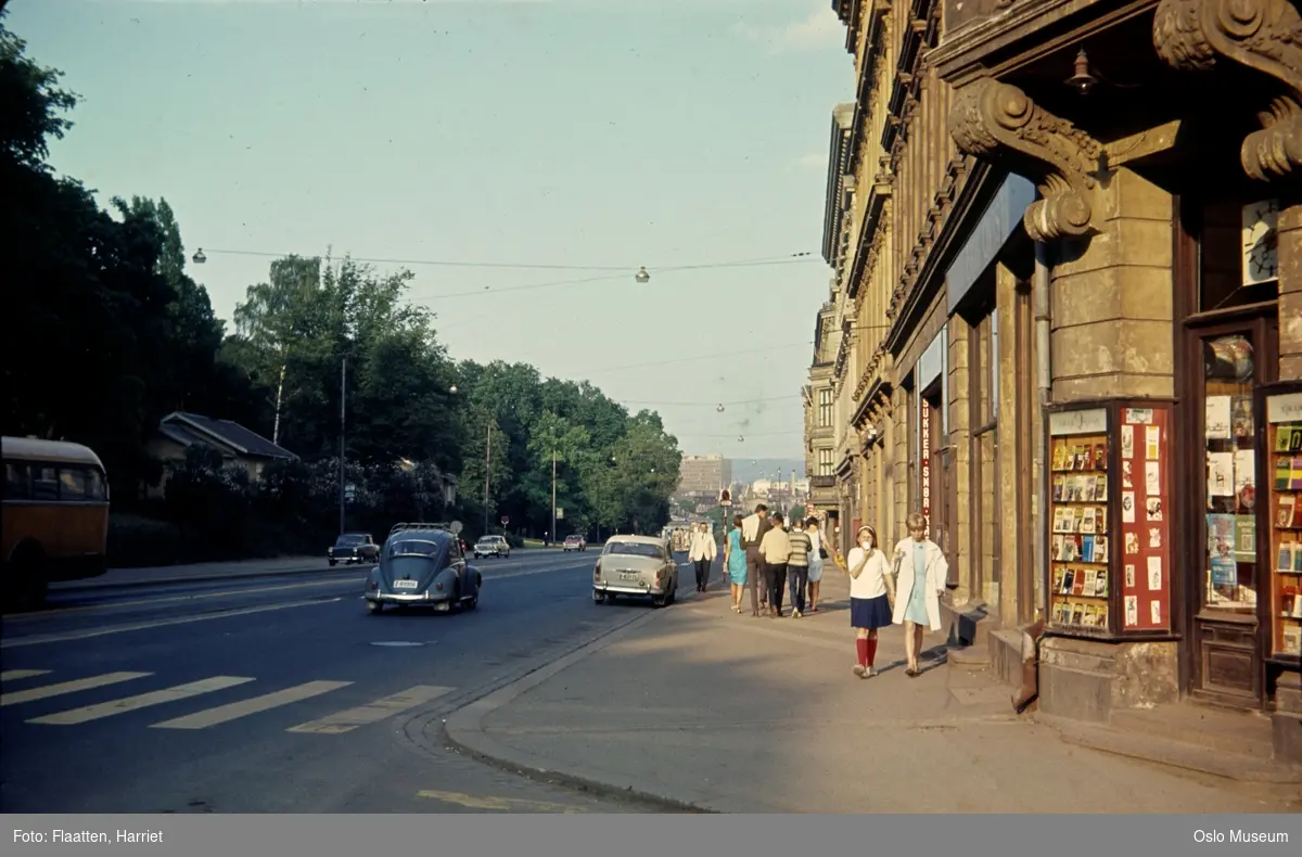 gateløp, biler, buss, mennesker, bygårder, Erik Qvist bokhandel, inngangsparti, utstillingskasser, park, portstuer