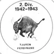 F6 Karlsborg 1942. 2. divisionens emblem-tjuren Ferdinand. Albumet är en del av en donation från Karl-Axel Hansson, Karlsborg. Förteckning över hela donationen finns i albumet samt som Word-dokument.