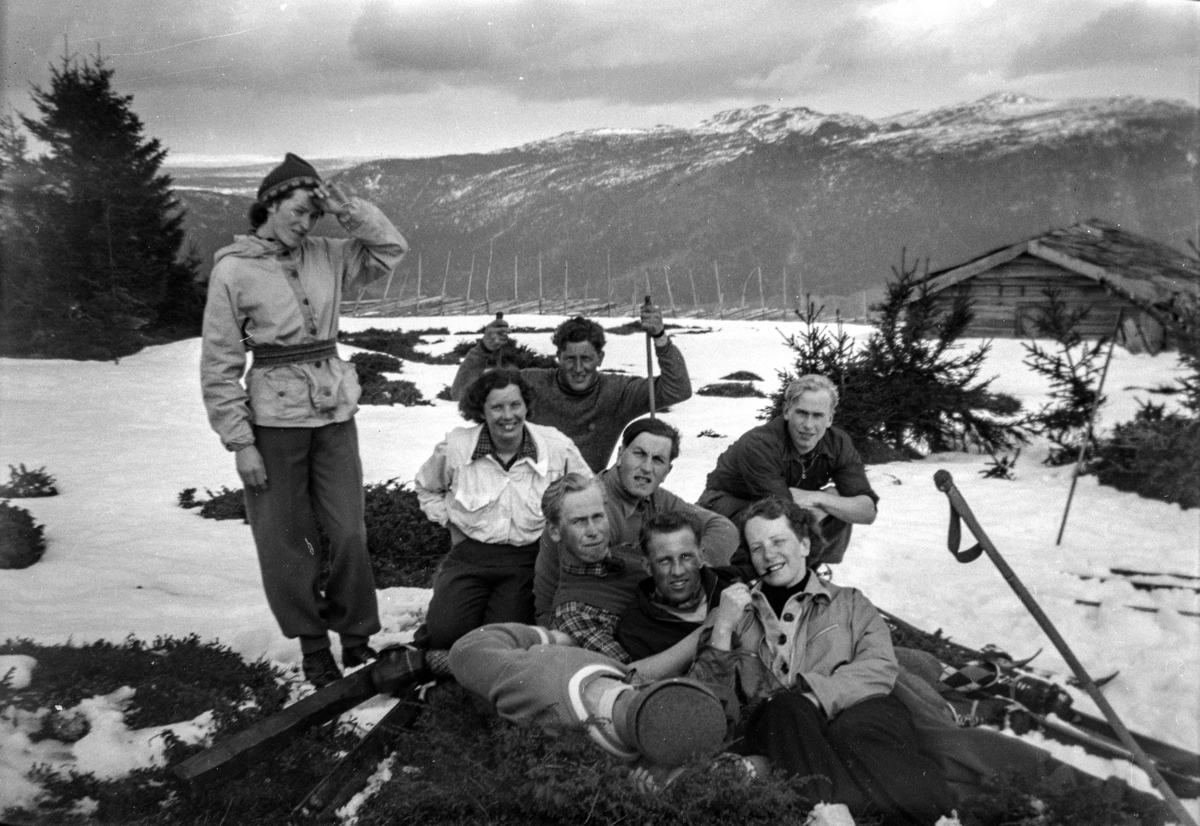 Gruppe 9 personer på ski. Stående lengst til venstre: Borgny Andreassen (Gift Evensen) Resten ukjente. Vinter, Fjell, Seter.