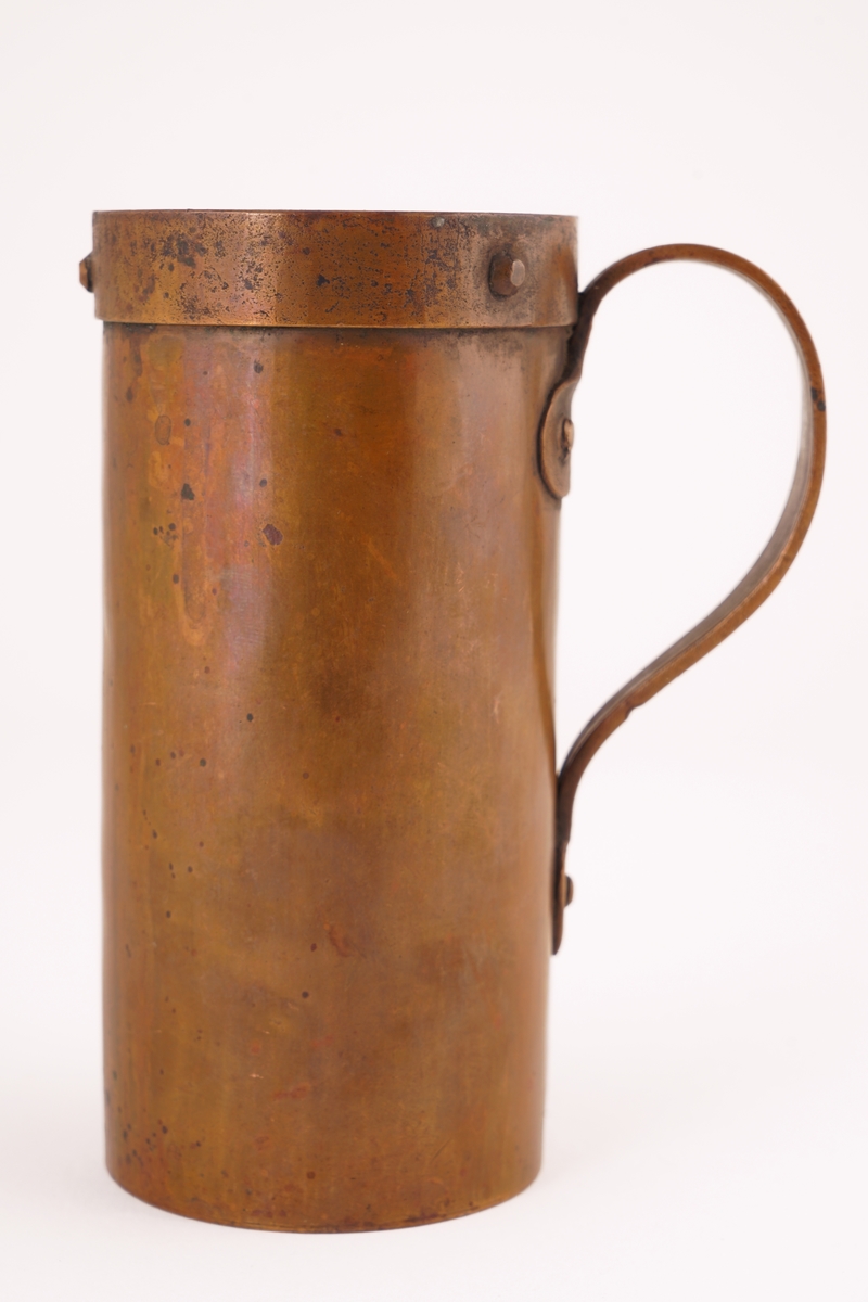 Hulmål av metall med hank.