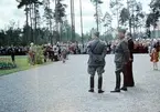 Överste Berggren och Valbobor väntar på Hans Majestät Konungen Gustaf VI Adolf. Valbo