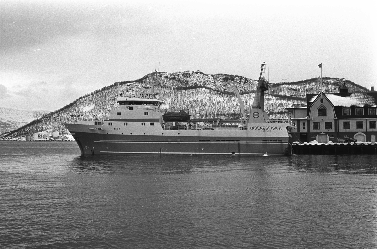 Tråleren "Andenesfisk II" ved dampskipskaia i Harstad.