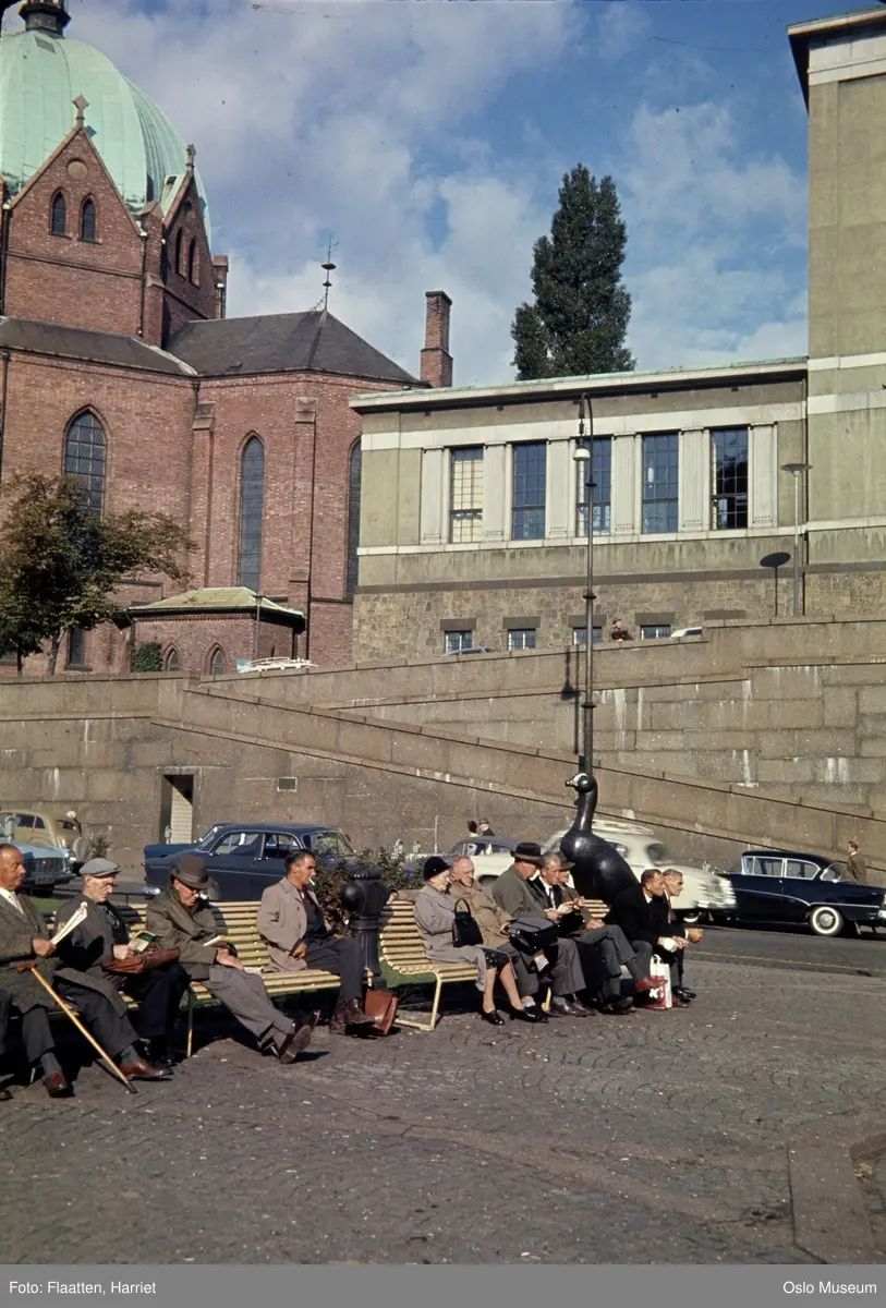plass, benker, mennesker, skulptur, biler, Deichmanske bibliotek, Trefoldighetskirken