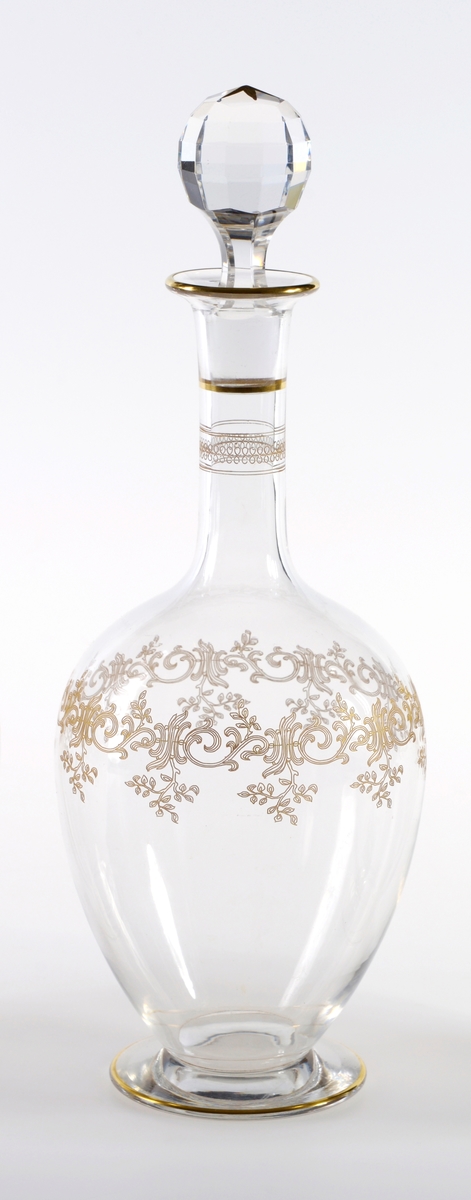 Bord av snirklende bladmønster i gull på øvre del av korpus, og to border på øvre og midtre del av hals. Den ene borden består av en smal gullstrek, den andre bestående av en slyngbord med to tynne gullstreken tett sammen over og under slyngborden. Rand og fot har også gullkant. Det er påført en gullfarget stjerne på toppen av korken.