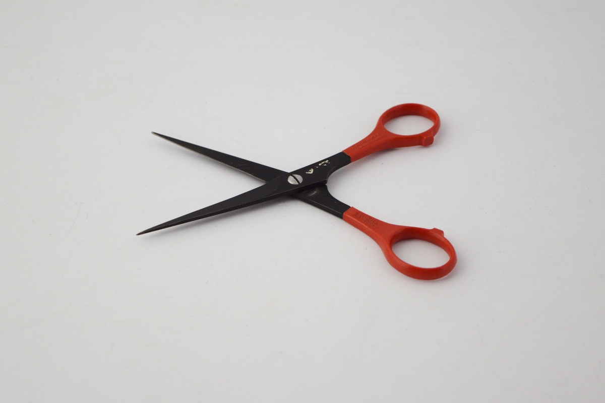 Frisørsaks og tynningsaks. Brukt til hårklipp og tynning. Saksene er i plastetui.