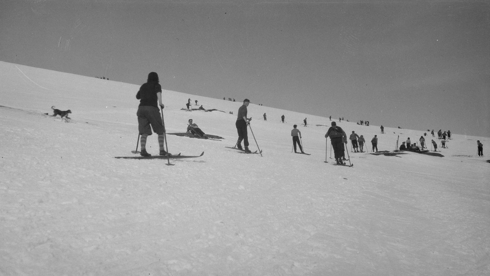 Mye folk med ski og sekker på tur opp Øyfjellet mot Øyfjellvarden fra Skaret. Vikdalstur.