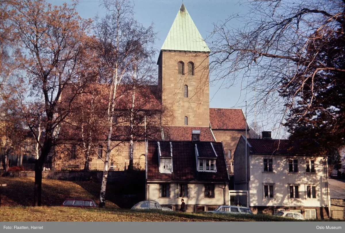 Gamle Aker kirke, trehusbebyggelse, biler, mann