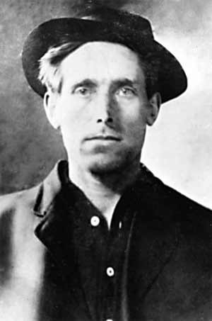 Joel Hägglund från Gävle utvandrade till USA, där anslöt han sig till fackföreningsrörelsen. Han skrev sånger under namnet ”Joe Hill”, som genast blev populära.

1914 anklagades Joe Hill för mordet på en före detta polisman. Hill nekade och rättsfallet fick ett enormt genomslag i pressen. Den amerikanske presidenten och kända kulturpersonligheter begärde en ny rättegång. Hill dömdes slutligen till döden. När Joe Hill avrättades den 19 november 1915 hade han redan nått ikonstatus. Han kom att ses som en martyr av arbetarrörelsen.