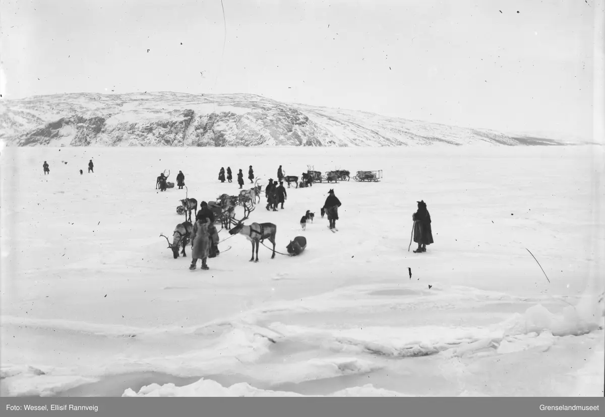 Lokalbåten "Varangeren" ventes inn. Ved iskanten i Bøkfjorden, ca 1900.