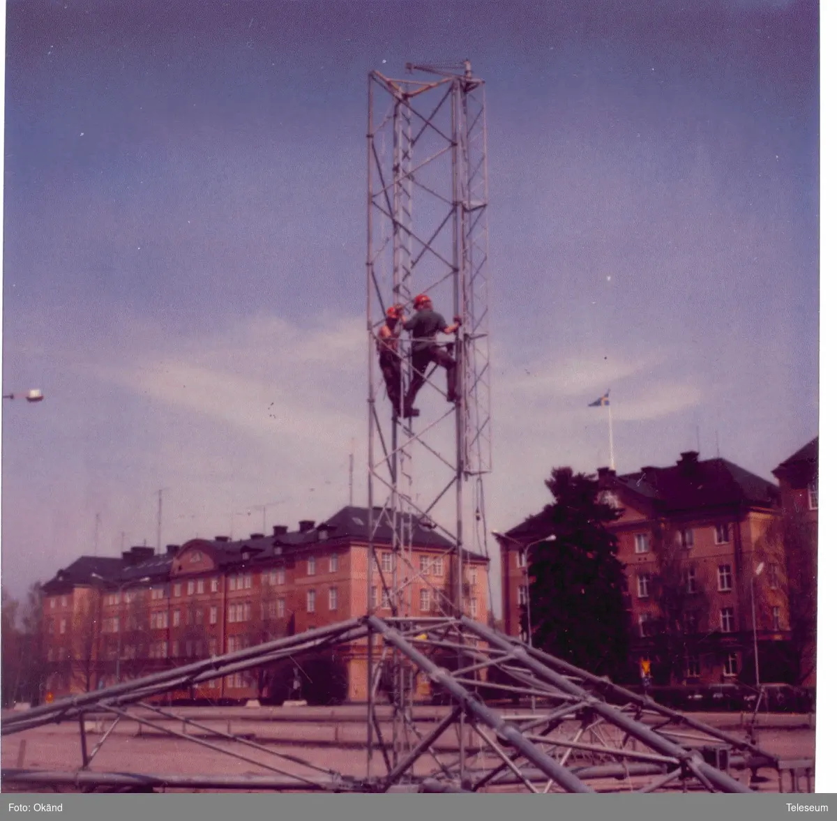 Tung radiolänkmast under byggnad på "Trekanten", S1 - Uppsala