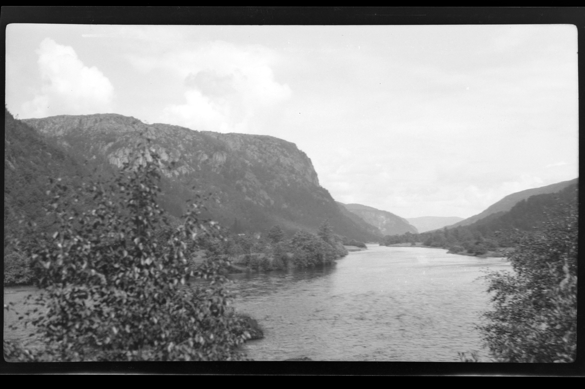 Landskap med fjord og fjell i Lyngdal.