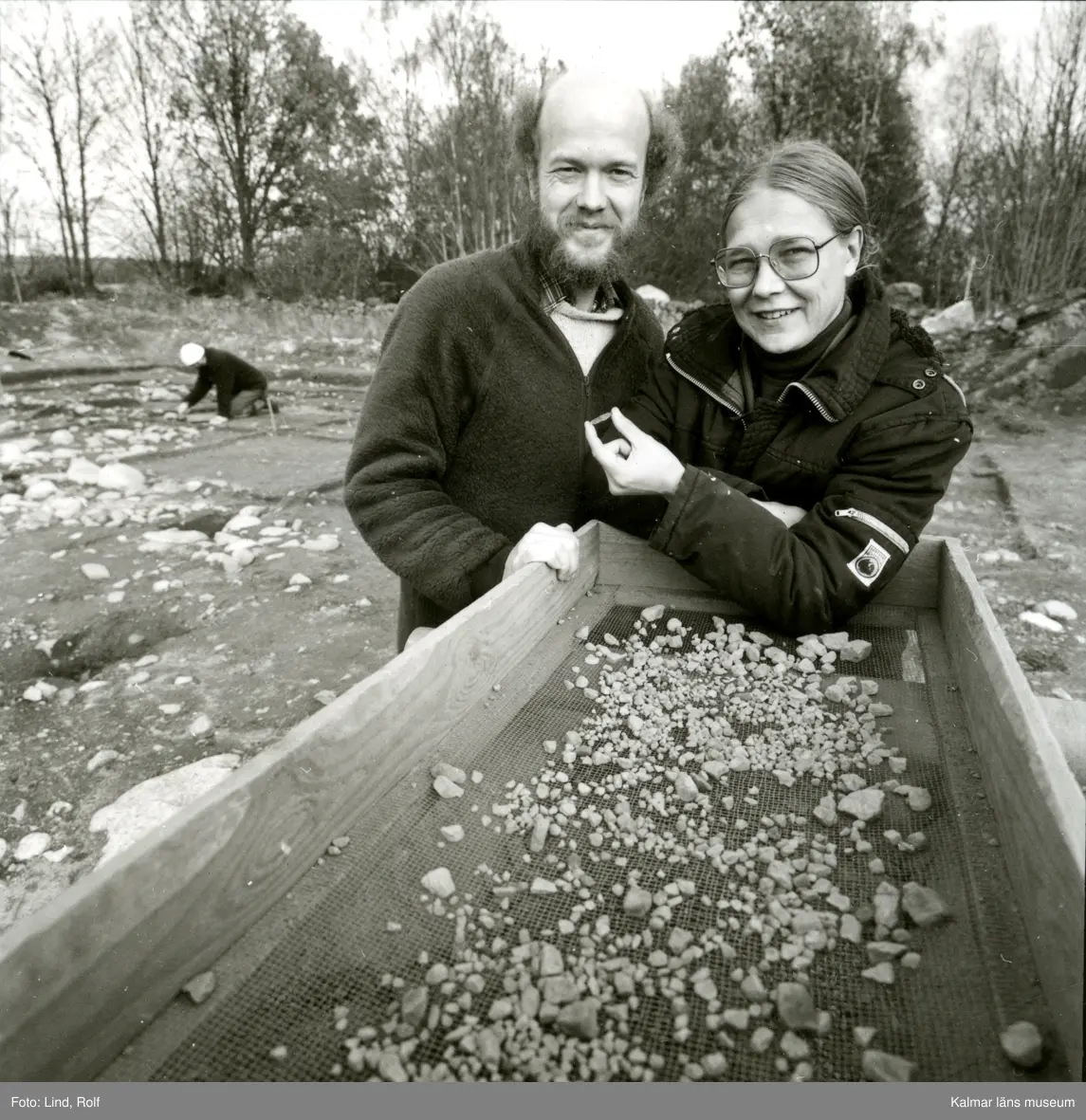Ebbe Westergren och Eeva Rajala sållar mikroliter vid Tingby. 
Utgrävningarna.