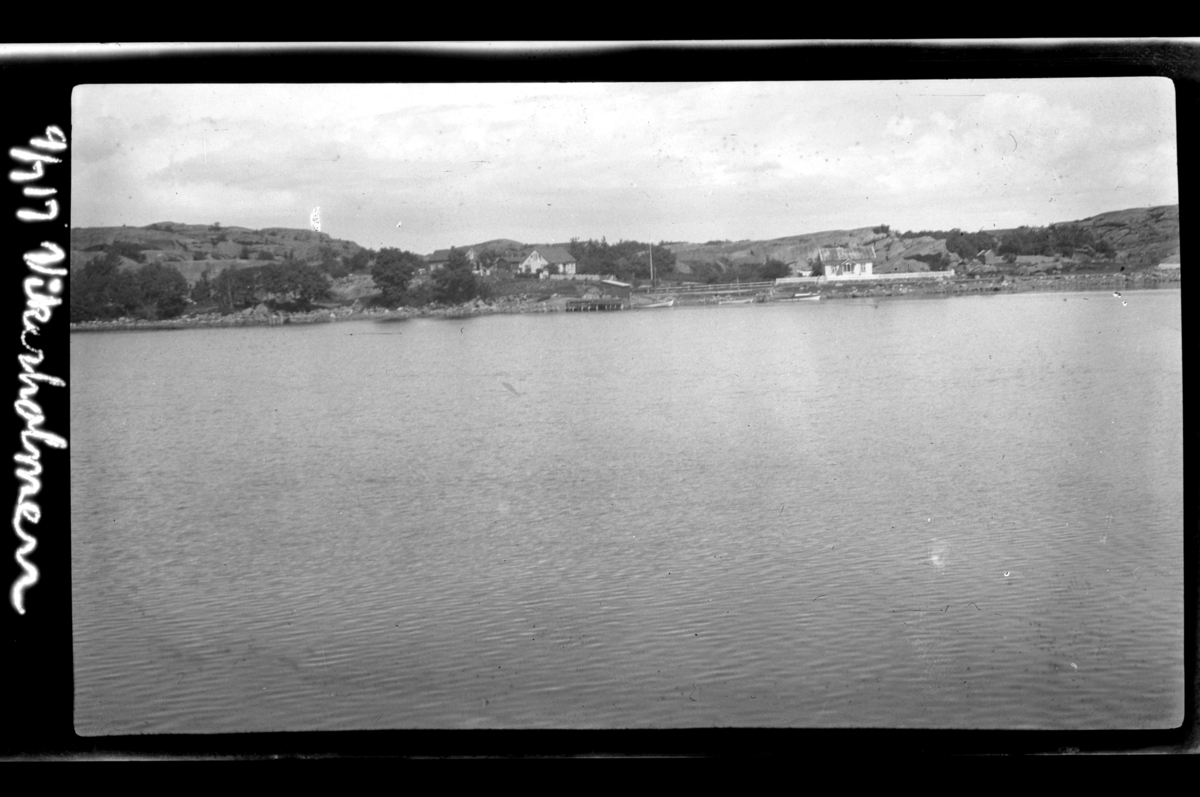 To hus ligger ved sjøkanten på Vikerholmen, Tjøme. Fotografert 1917.