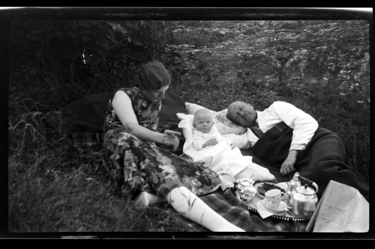 Lars Peter Sundt sitter på bakken mellom foreldrene Hilda Sundt og Rolf Sundt sr., Konglungen. Fotografert 1930.