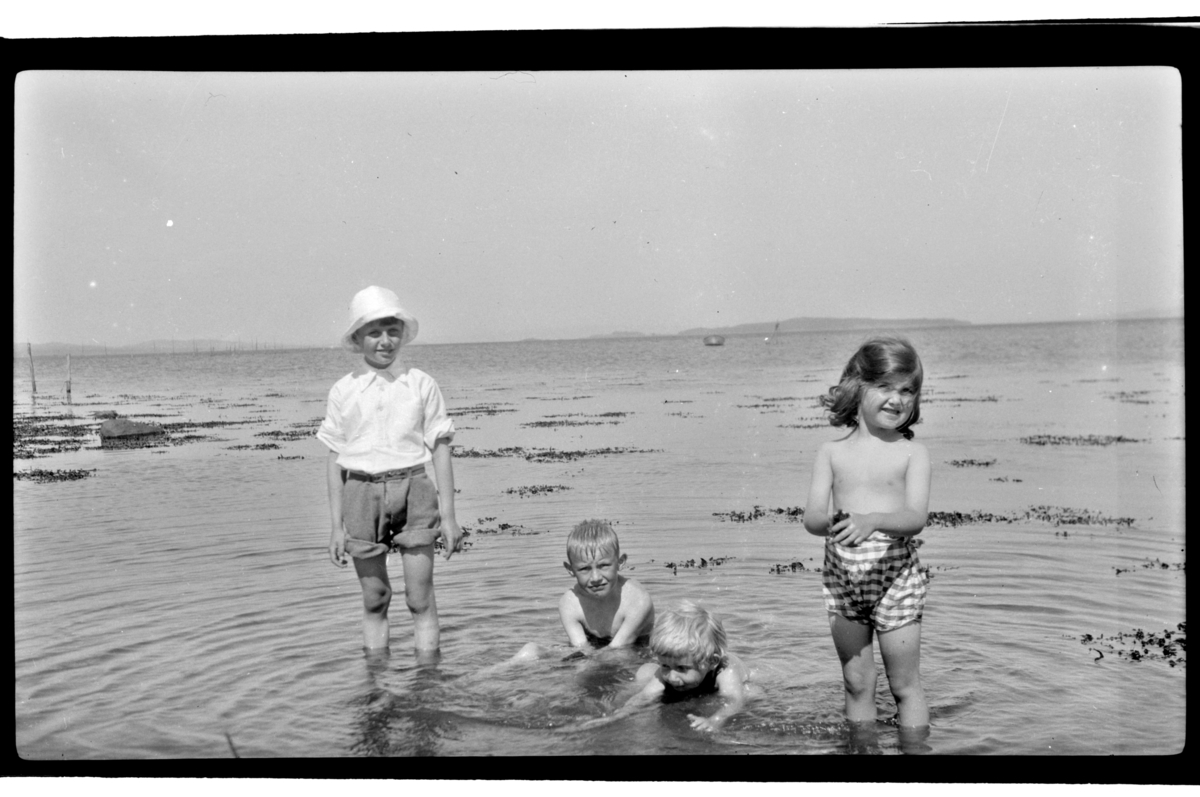 Julius og Rolf jr. Sundt bader mellom sine tremenninger søskenparet Peter og June Sundt fra England, Konglungen. Fotografert 1929.