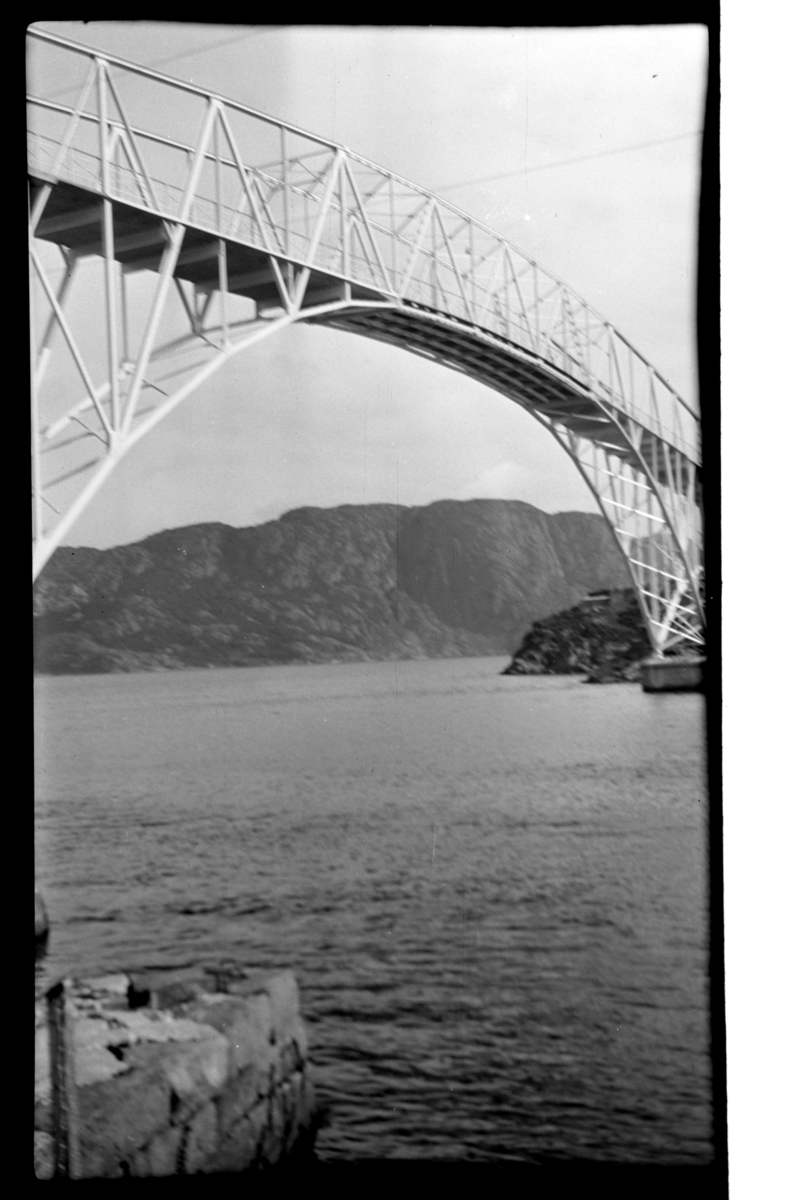 Nordsundbroen sett fra fergeleiet på Farø. Fotografert ca. 1930.