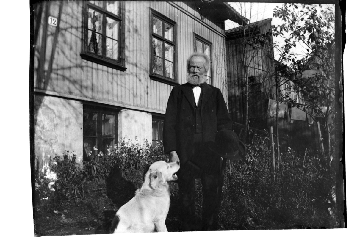 Fredrik Christian (Fritz) Sundt og hund foran bolig på Grünerløkka i Oslo. Fotografert rundt 1903-04.