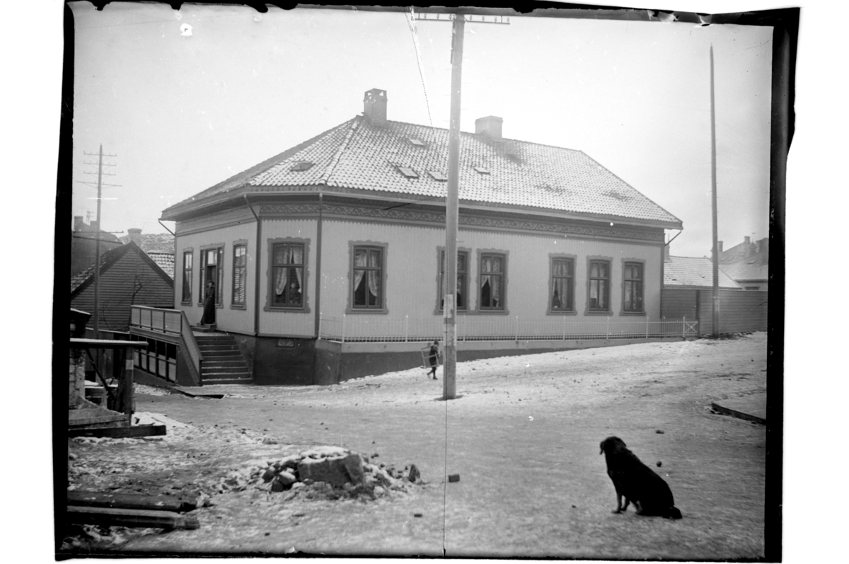 Konsul Sundts familiebolig i Kirkegaten 1 i Farsund. Fotografert 1903.