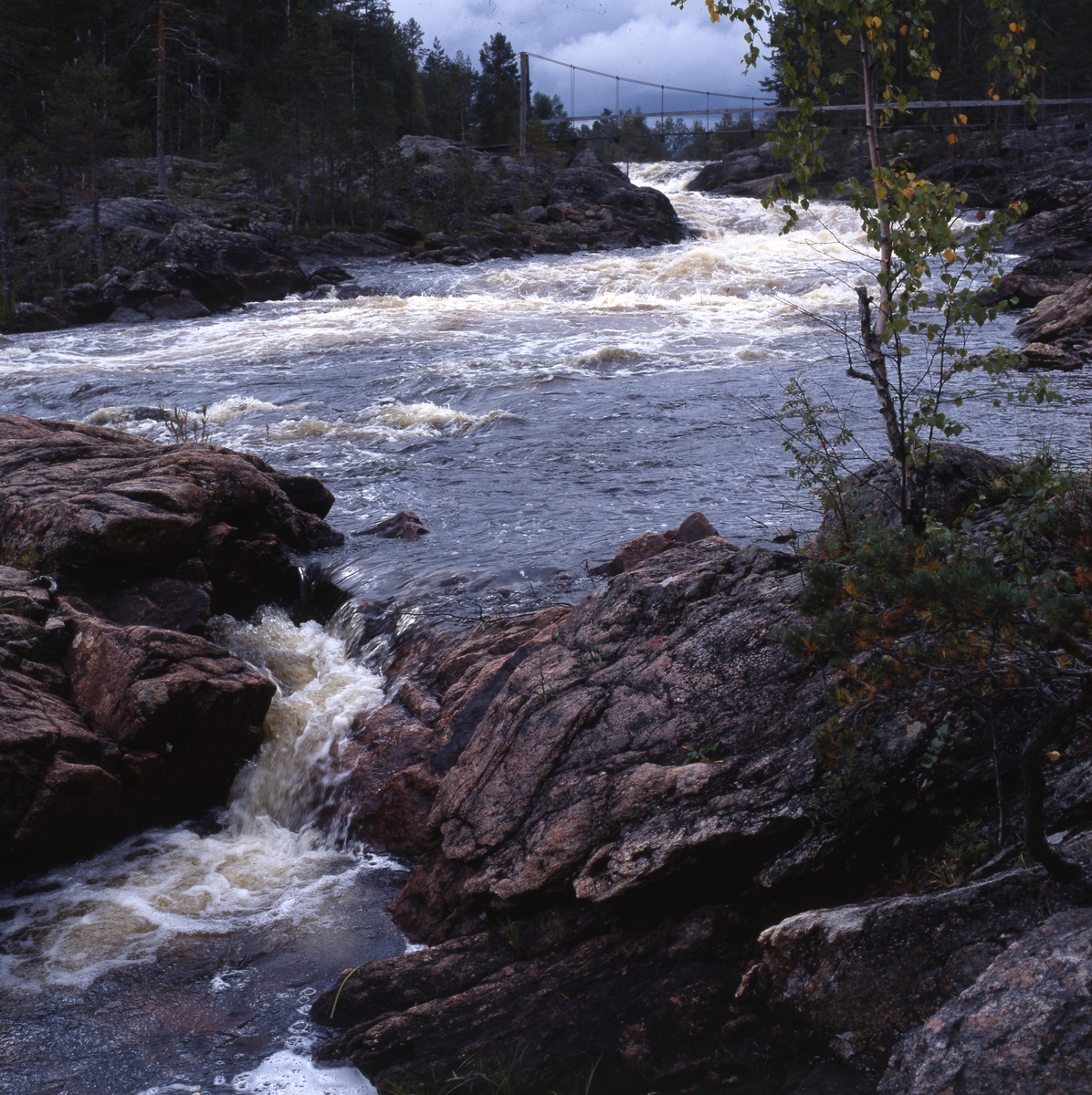 Hylströmmen med hängbro över Voxnan 8 juni 2001.