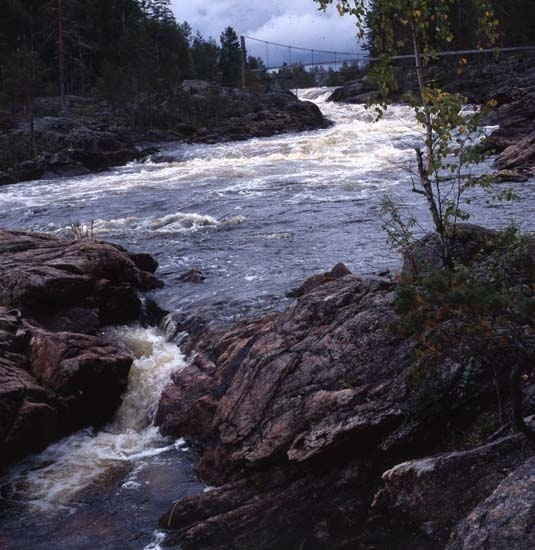 Hylströmmen med hängbro över Voxnan 8 juni 2001.