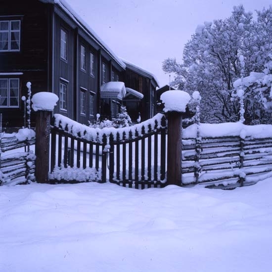 Västerby hembygdsby i Rengsjö, med grinden i snö, 15 januari 1999.