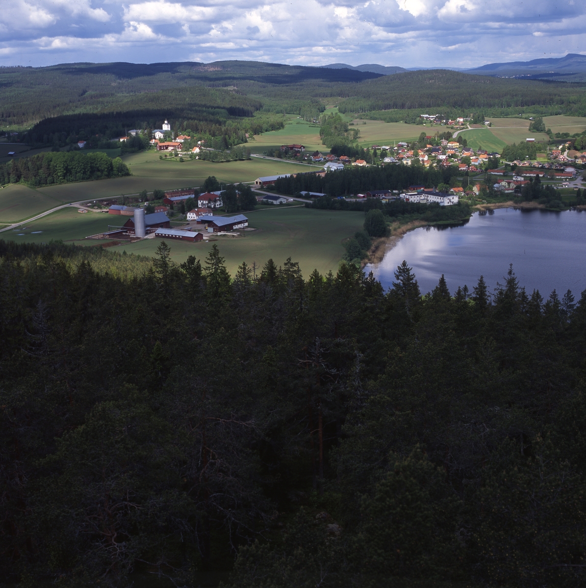 Gökotta på Bullerberget med utsikt från tornet, Kristihimmelsfärdsdag, Rengsjö 1 juni 2000. Magnifik vy över rengsjöbygden med byn och kyrkan.