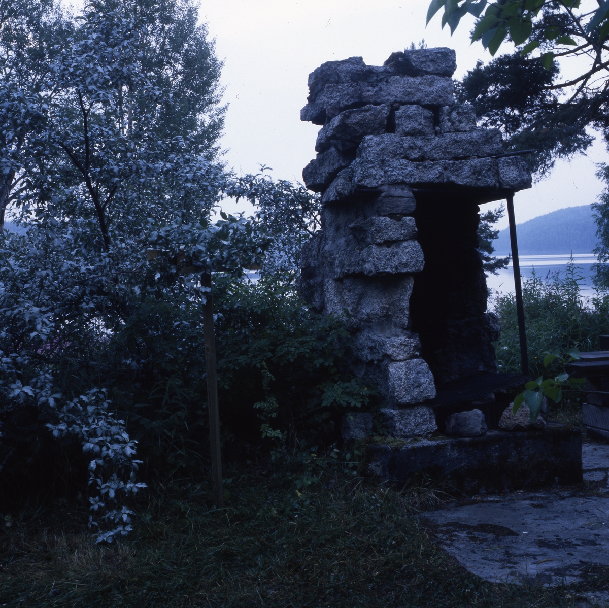 Den murade utegrillen vid stranden av Ängratörn, 1999.