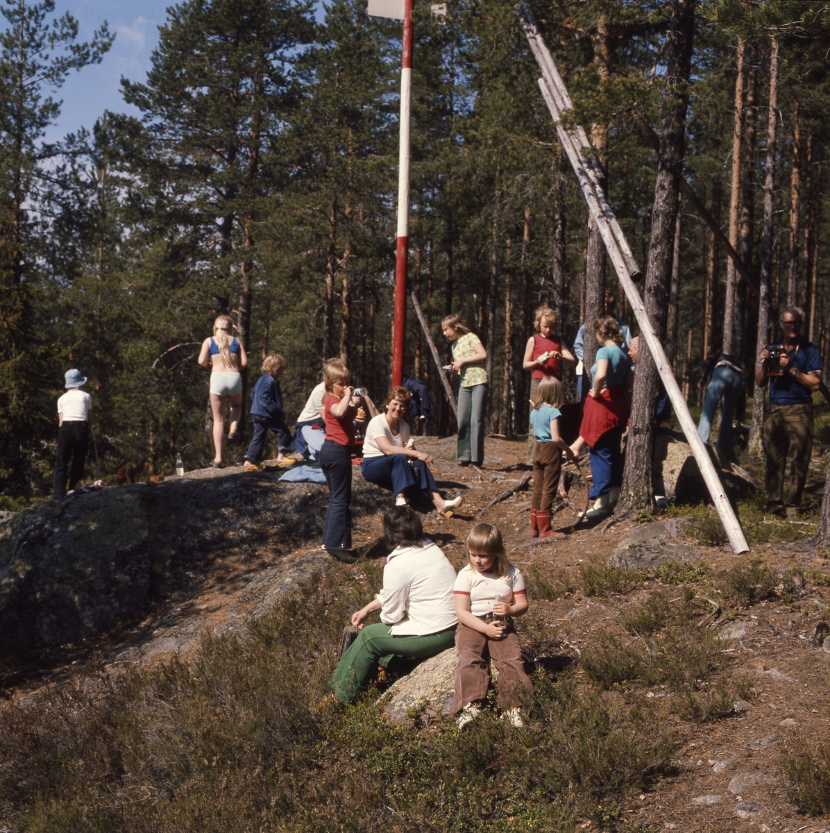 Vuxna och barn på skogsutflykt.