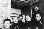 F6 Karlsborg 1943. Flygförare ur 2. divisionen. Från vänster: Värnpl. furir Karlsson, reservofficersaspirant värnpl.furir Lindstedt och Hultqvist, värnpl. furir Engström, reservoff.aspirant sergeant Engwall och värnpl.furir Green (stående). Albumet är en del av en donation från Karl-Axel Hansson, Karlsborg. Förteckning över hela donationen finns i albumet samt som Word-dokument.