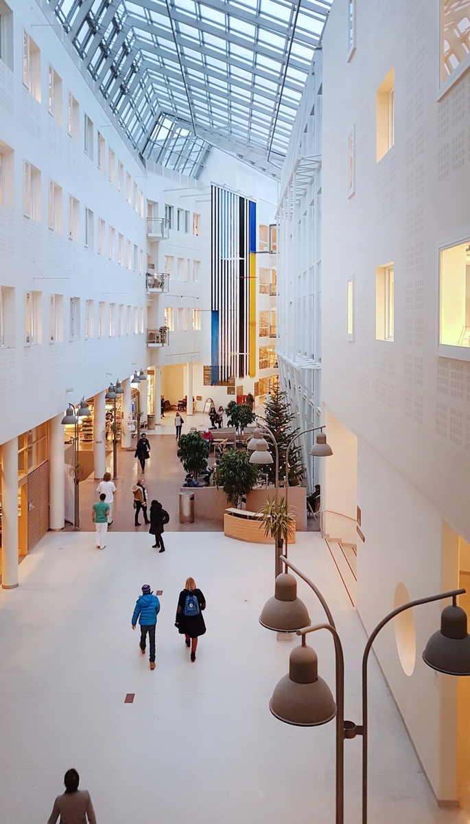 Vestibylen er det sentrale møtestedet og knutepunktet i sykehuset. Her mottas pasienter og besøkende, og ledes videre inn i sykehusets overordnede trafikksystem med glassoverdekte gater, plasser og torg. Et blikkfang i vestibylen er Gunvaldsens store, transparente tekstilarbeid "Balanse" som henger ned fra taket. Teppet er en aktiv aksent i rommet, det er i harmoni med arkitekturen, og det har spennende skiftninger i form og fargespill- alt etter hvilket utsiktspunkt betrakteren har. Verket er synlig fra lang avstand både fra sør og nord i glassgaten, og fungerer slik også som et kunstnerisk "skilt" og en markering av vestibyleområdet.