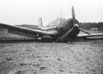 F6 Karlsborg 1943. Flygplan B5, som havererade på Flugebyfältet efter nödlandning pga dimma. Albumet är en del av en donation från Karl-Axel Hansson, Karlsborg. Förteckning över hela donationen finns i albumet samt som Word-dokument.