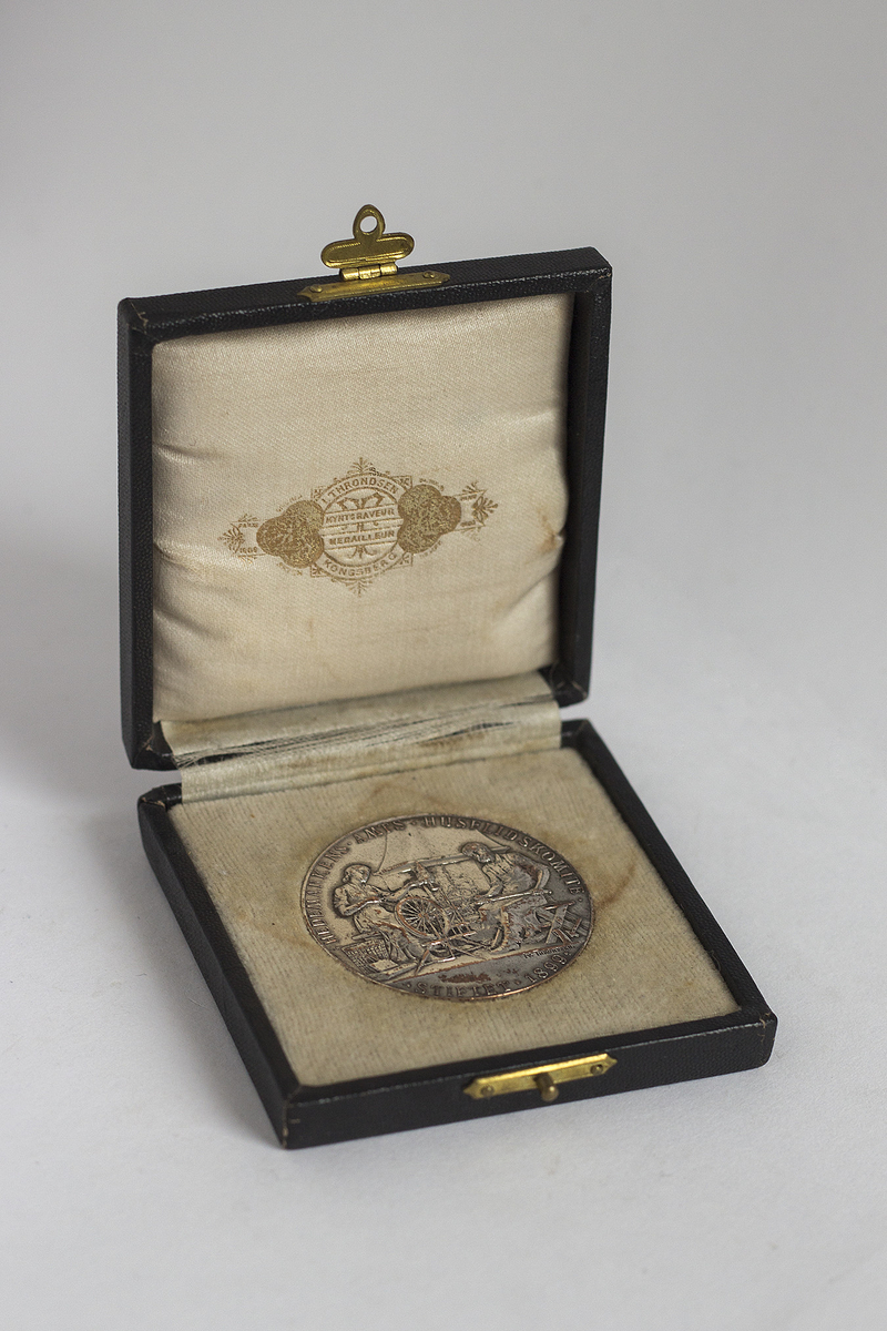 Medalje med etui.