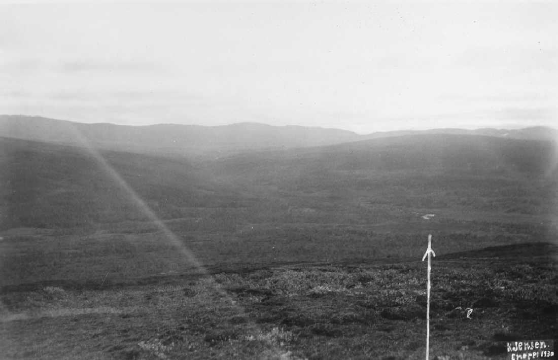 Vannskillet mellom Norge og Sverige, med elven fra Sødre Storfjell (Sverige), denne renner ut i Østre Krutvatn.
Krutådalsveien-Statens Vegvesen