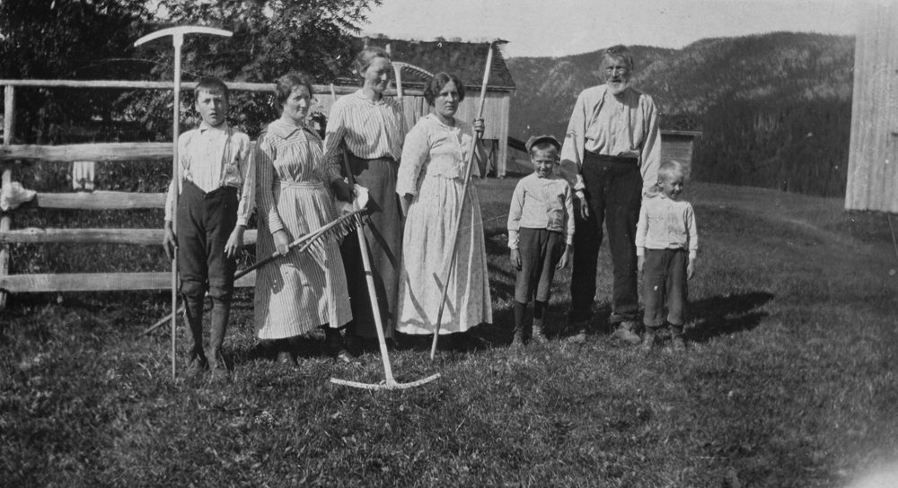 Grøva ca.1919. Gruppebilde ute med river.
Fra venstre: Bjarne Grøva, Borghild på Rud?, Julia Grøva, Line Grøva, med Johan, Litj-Bjarne -en av småguttan, Johan Johansen.