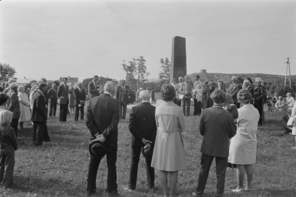 Herøydagen. Kransnedlegging ved bauta over Sandsundværulykken.