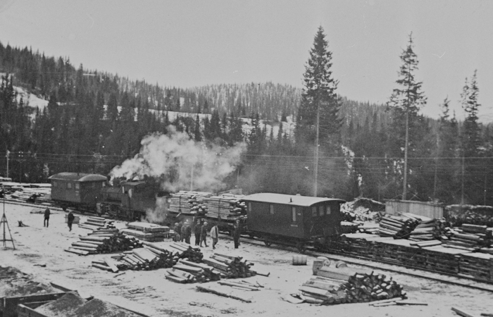 Oversikt over anleggsområde i Elsfjorden under bygginga av jernbanen ...