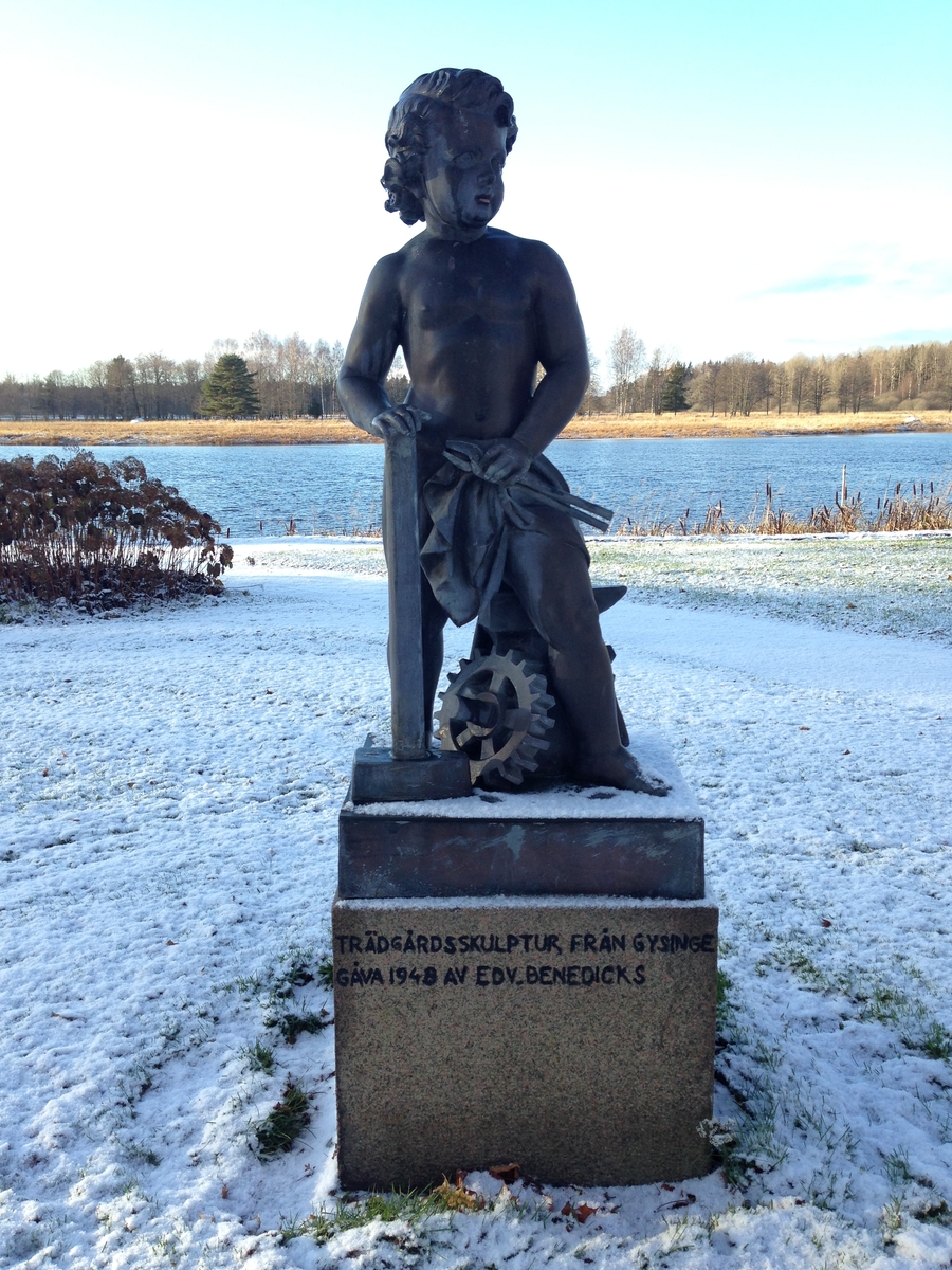 Putti, av förkoppad zink, den ena symboliserande hantverk och industri, a), den andra handel och sjöfart, b). Den senare märkt G.B. 1875 och stämplad: A. Castner vorm M. Geiss. Berlin. Se bilaga. (vorm betyder här ENG: former, alltså före detta).