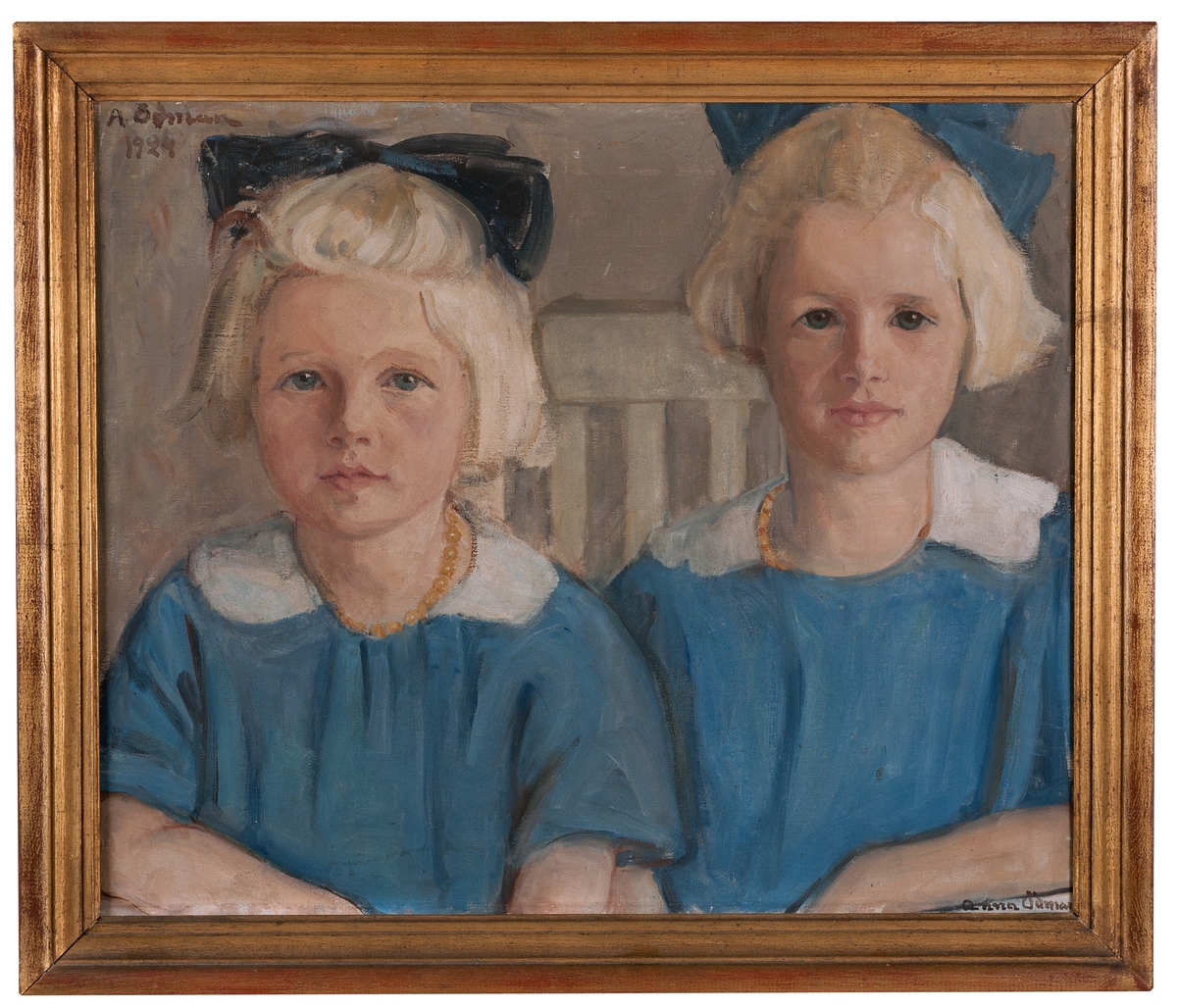 Målning föreställande två flickor med blå klänningar, blont hår med rosetter, vita kragar och likadana halsband. Flickorna är systrarna Ingrid och Märta Ödman, 1924. Konstnärens syskonbarn. Flickorna är döttrar till Anna Ödmans bror Tycho Ödman och hans hustru Elly Ödman, född Neubeck.