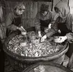 Tre kvinnor packar surströmming i burkar vid Bockens strömming.